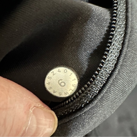 EUC Women’s Lululemon Leggings Size 6 - Picture 3 of 3